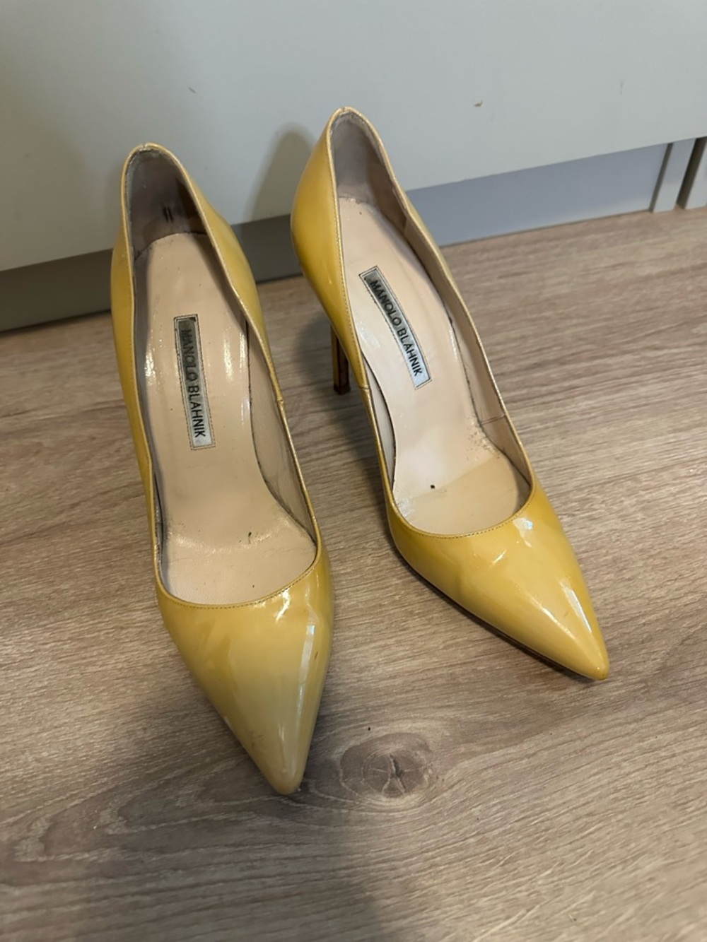 Manolo Blahnik Yellow Patent Pointed-Toe Classic Heel Pumps Size 37.5